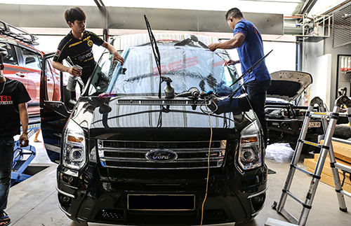 FORD TRANSIT DÁN PHIM CÁCH NHIỆT 3M KÍNH LÁI VỚI MÃ CR70